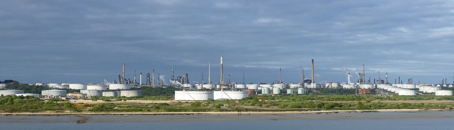 Protecting oil refineries with mobile security towers