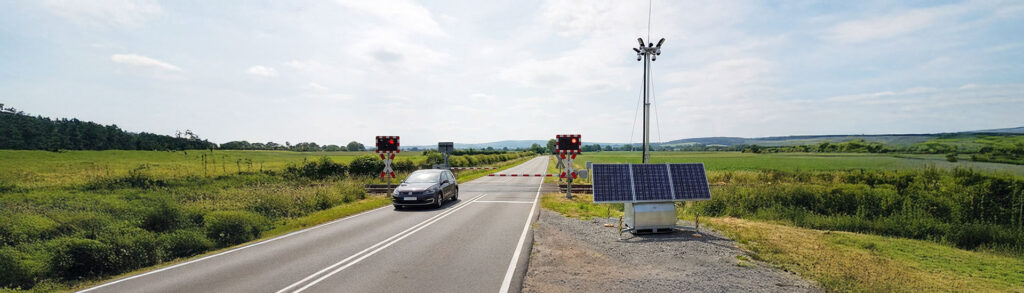 Level crossing safety with mobile security towers